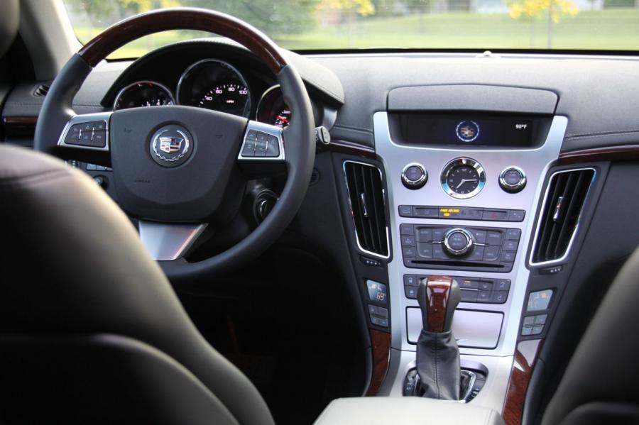  Cadillac CTS Sport Wagon 2010 года  (фото 29 из 53)